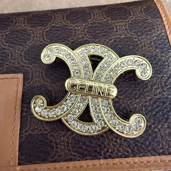 ✨ Crystal Logo-Style Brooch ✨ - Picture 2 of 5